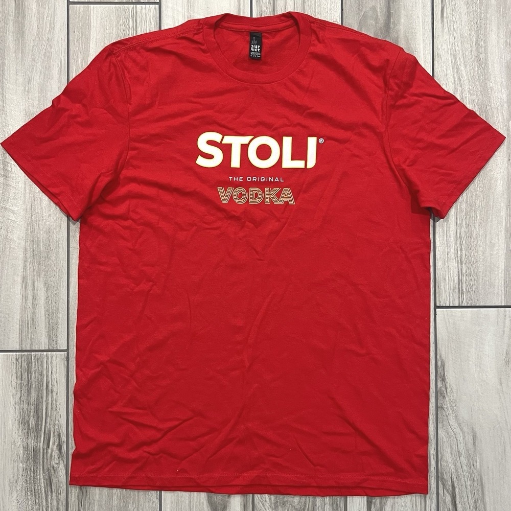 District Stoli Vodka T-Shirt Mens XL Red Excellent Graphic Short Sleeve Tee